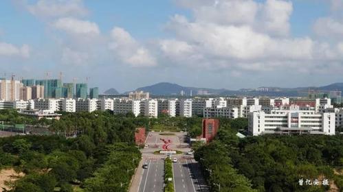 教育工作先進(jìn)集體" 高爾夫球場(chǎng) (圖片來源學(xué)校官網(wǎng)) 珠海城市職業(yè)技術(shù)